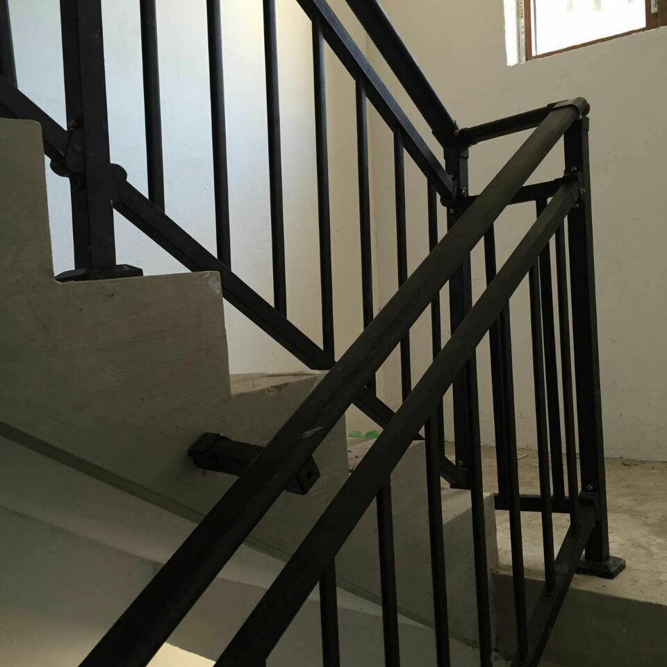 菏澤鋅鋼樓梯護(hù)欄，鋅合金樓梯欄桿，仿木紋靠墻扶手，組裝陽臺護(hù)欄感恩的心