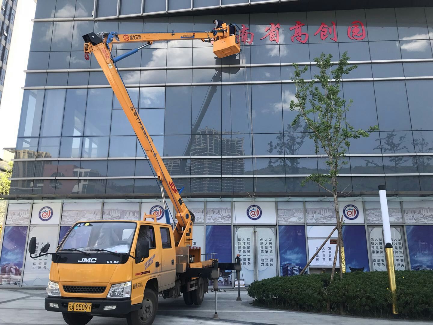 云南揚(yáng)鼎高空作業(yè)車租賃公司  云南高空車出租 隧道檢測(cè)車租賃