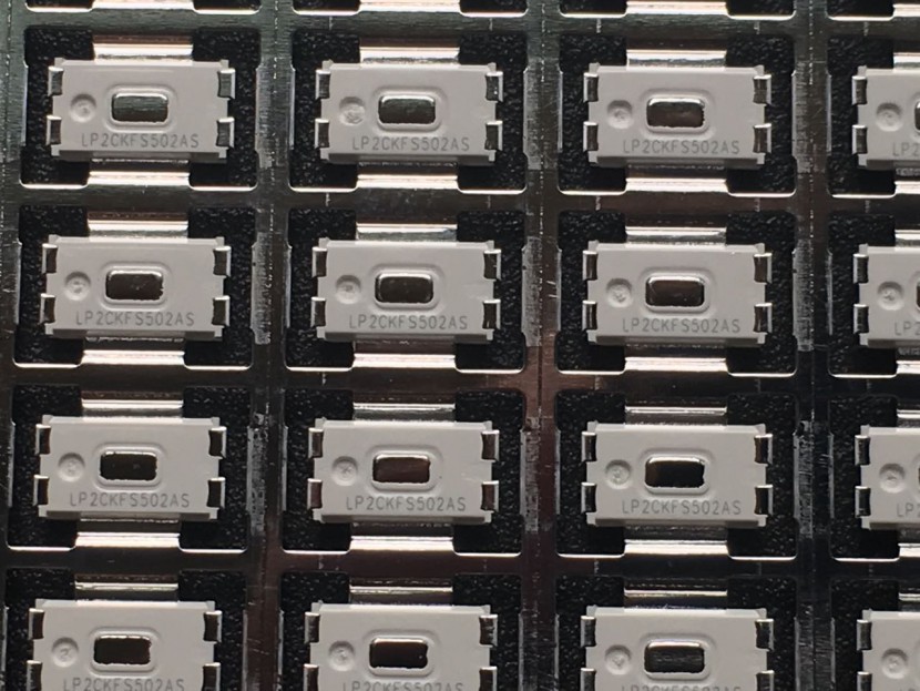 廠家供應(yīng)東莞深圳金屬光纖激光鐳射雕刻機，雕刻好效率高