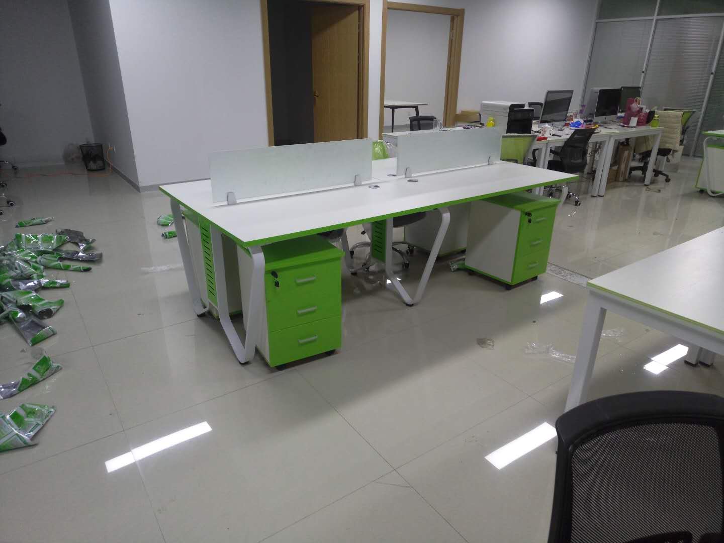 辦公桌簡約現(xiàn)代桌椅組合職員四人位椅工位辦公室家具電腦辦工桌子