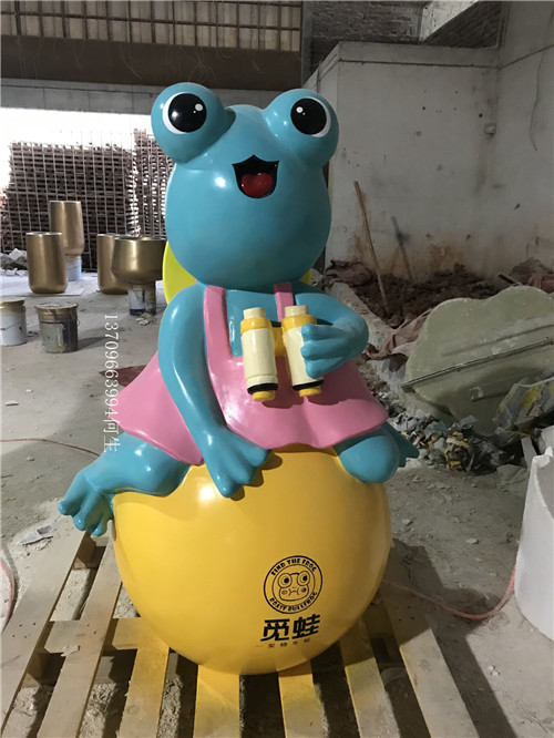 活潑可愛(ài)卡通青蛙雕塑，玻璃鋼卡通造型定制，玻璃鋼雕塑廠(chǎng)家