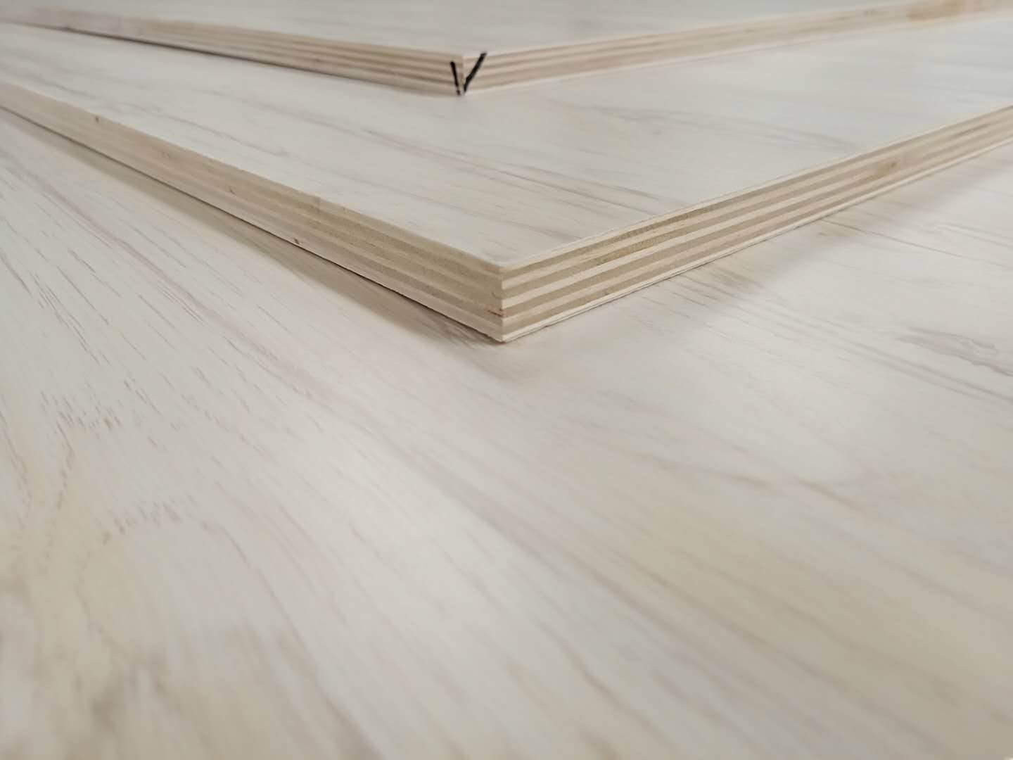 刨花板貼面貼面板密度板生產(chǎn)廠家 多層家具板桃花芯家具板批發(fā)