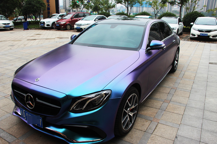 長(zhǎng)沙壹捷奔馳E級(jí)漆面改色膜，讓您愛(ài)車(chē)瞬間擁有誘人的色彩！ 車(chē)身改色膜