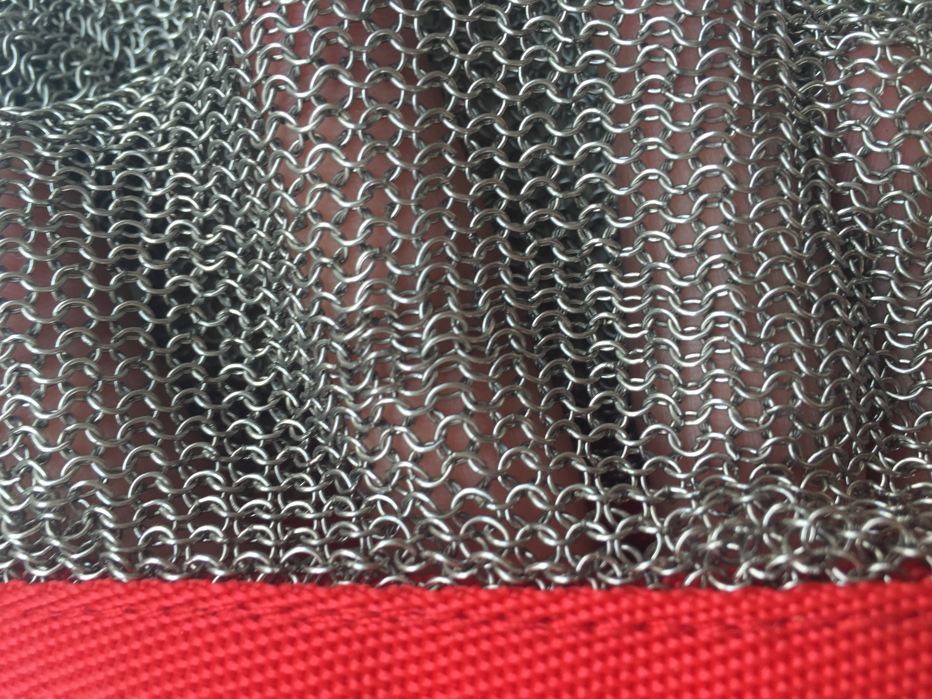 鋼絲手套質(zhì)軟加厚保護手套鄭州廠家直銷防切割手套