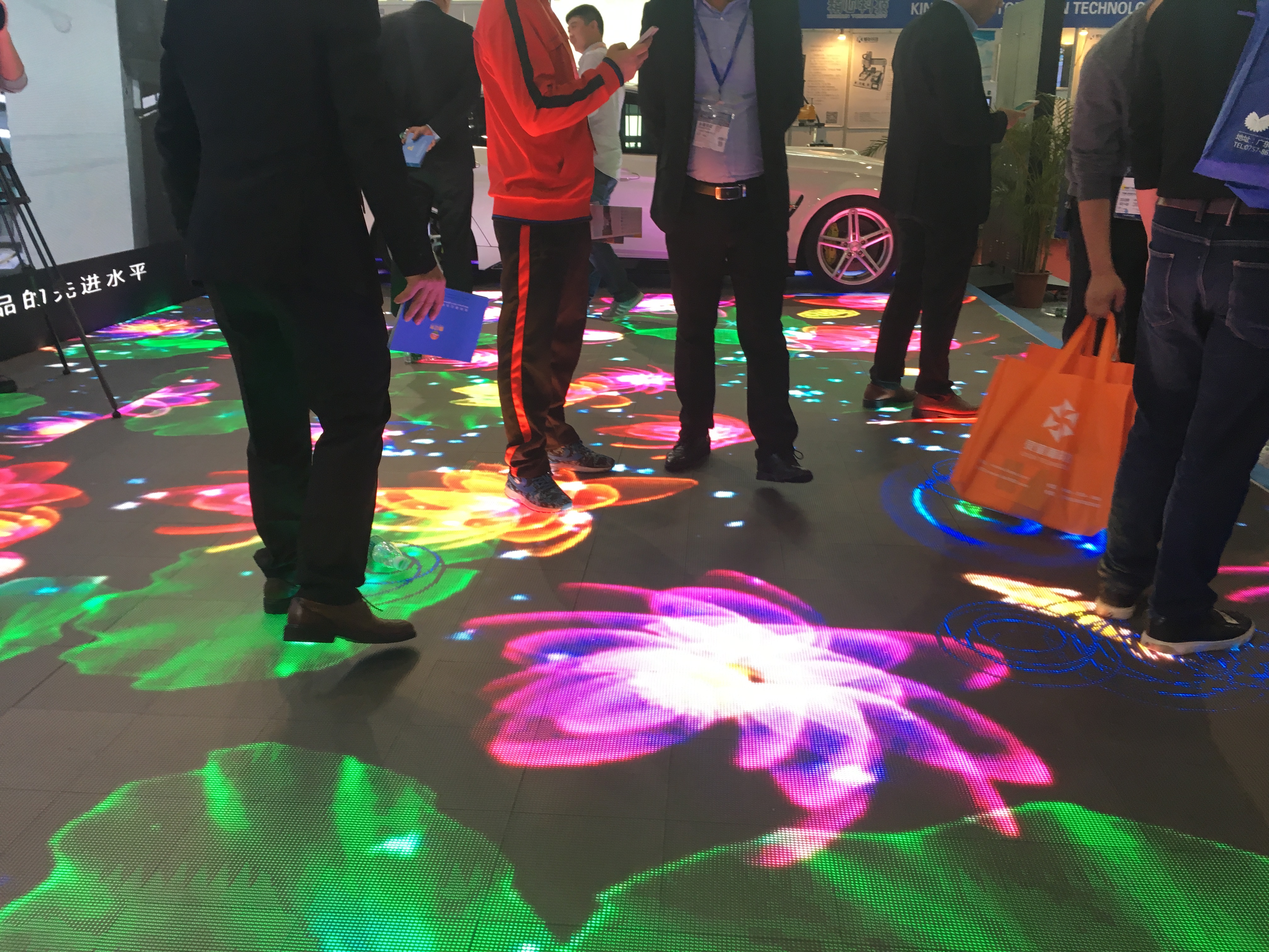 廠家供應(yīng)LED智能互動(dòng)舞臺(tái)屏