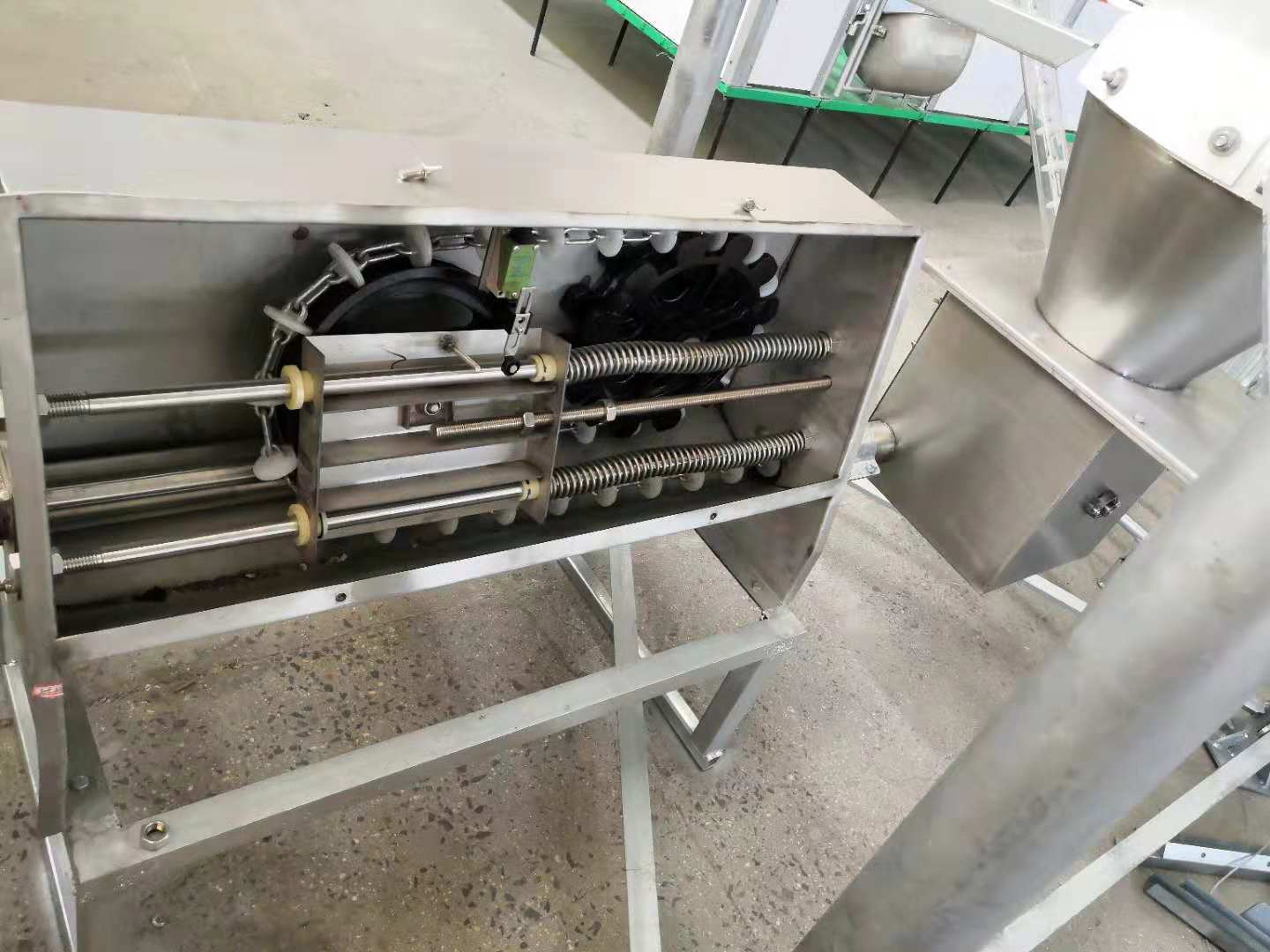 料線主機(jī)豬舍料線不銹鋼主機(jī)賽盤料線動(dòng)力箱養(yǎng)豬場(chǎng)豬舍料線供料設(shè)備