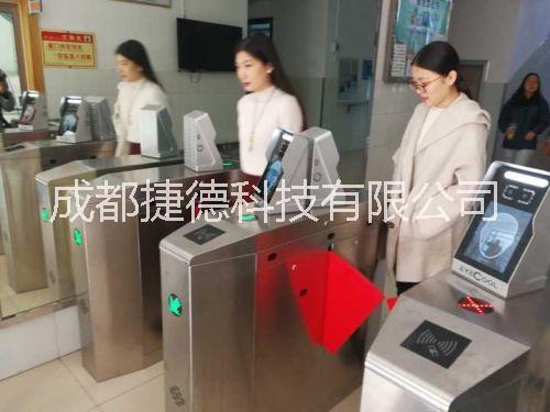 西昌JD學(xué)校動(dòng)態(tài)人臉識(shí)別閘機(jī)上門安裝 學(xué)生刷臉進(jìn)出校園安全可靠