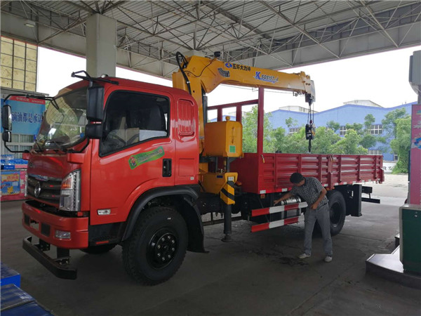 東風(fēng)商用單橋8噸隨車吊   東風(fēng)商用單橋6.1米隨車吊直銷價(jià)格