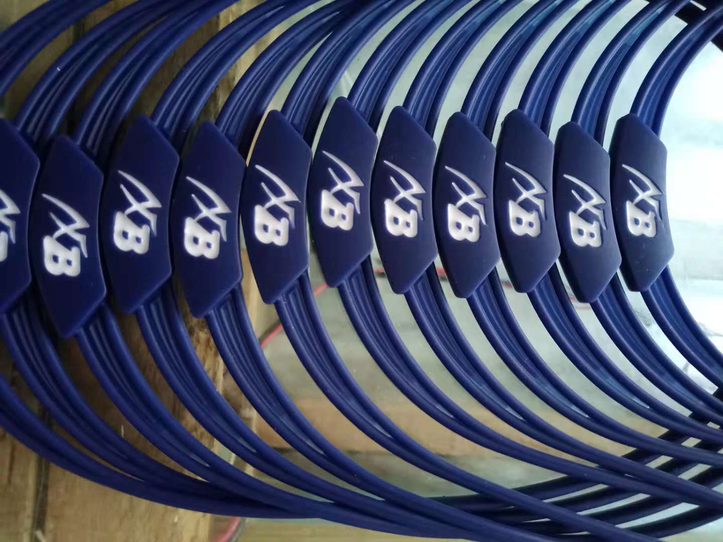 黃江點膠加工 ，工藝品滴膠，五金飾品點膠加工，燈飾滴膠加工，五金飾品點膠加工，飾品點膠