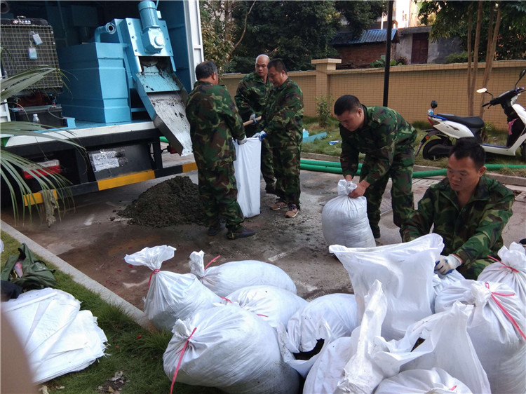 環(huán)保污泥處理車/多功能污泥處理車廠家/新型污泥處理車