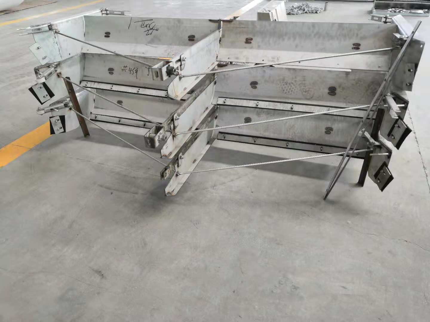 不銹鋼刮糞機(jī)豬舍用清糞設(shè)備豬場(chǎng)糞溝*清糞機(jī)304不銹鋼全自動(dòng)刮糞機(jī)