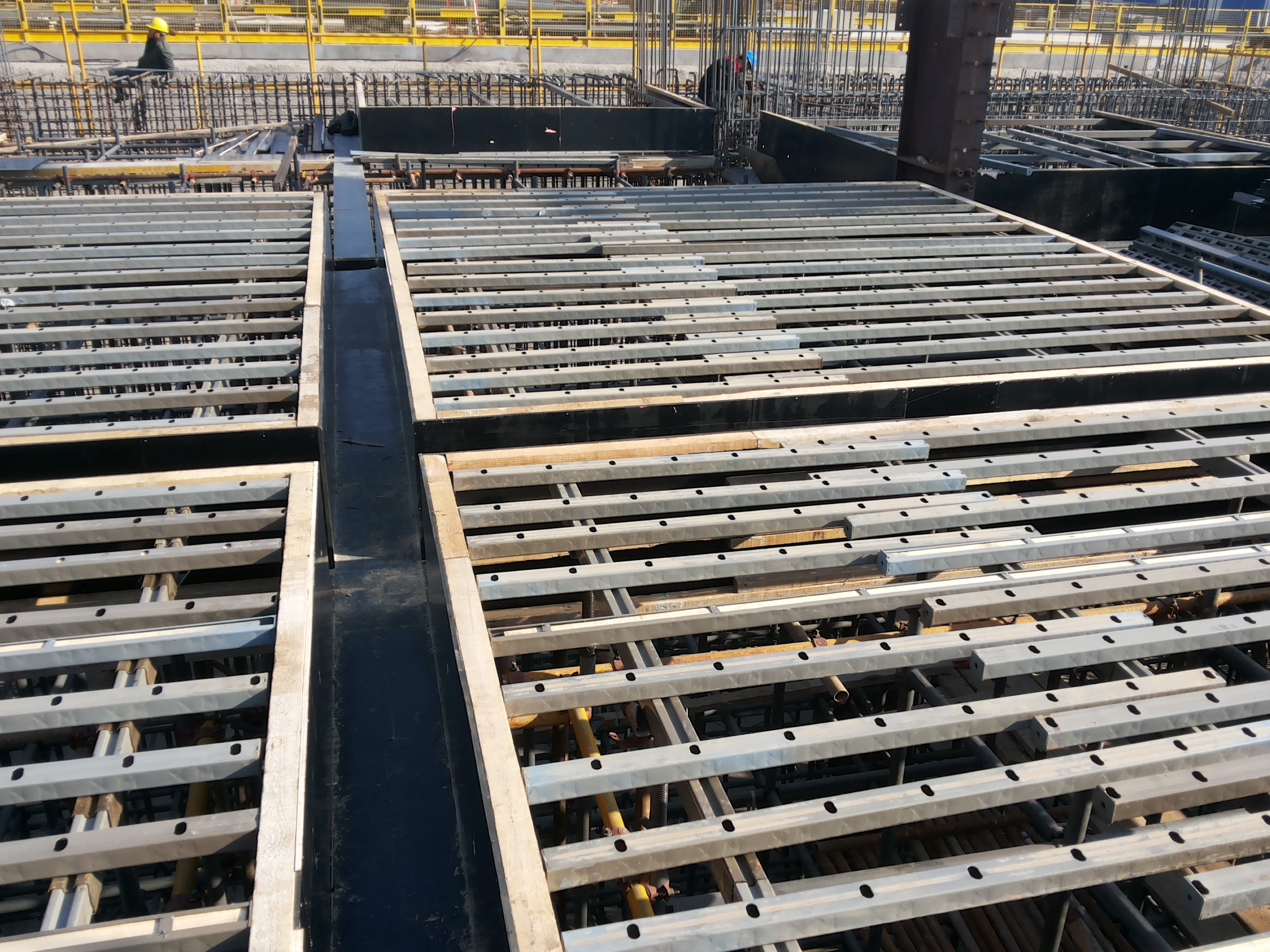 工人愛用代替木方的頂板龍骨可調節(jié)長短