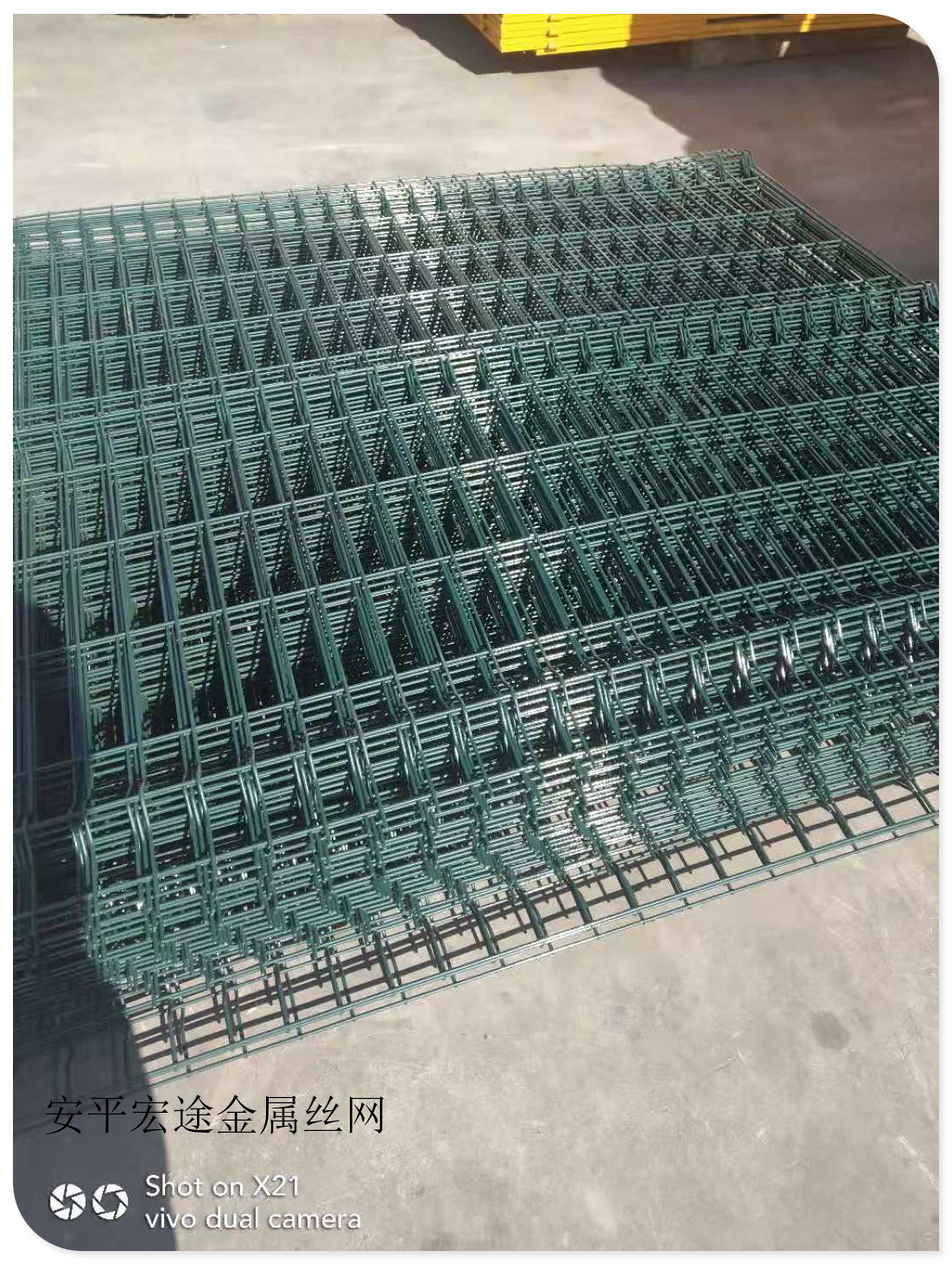 護(hù)欄網(wǎng)/現(xiàn)貨雙邊絲護(hù)欄網(wǎng)/廠區(qū)防護(hù)護(hù)欄網(wǎng)/浸塑護(hù)欄網(wǎng)廠家/圍欄網(wǎng)圖片/河北宏途絲網(wǎng)