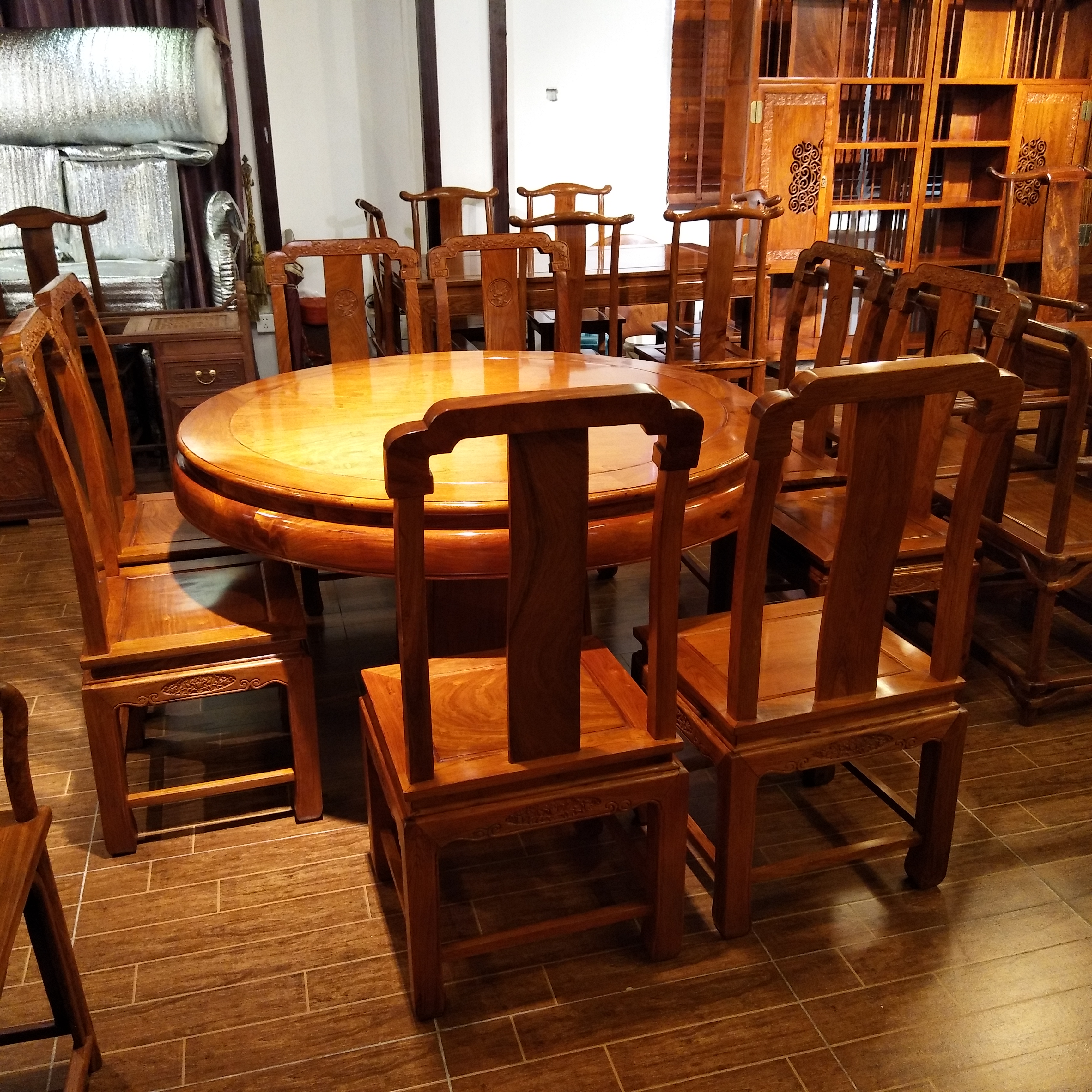 國(guó)色天香餐桌的材質(zhì)及價(jià)格