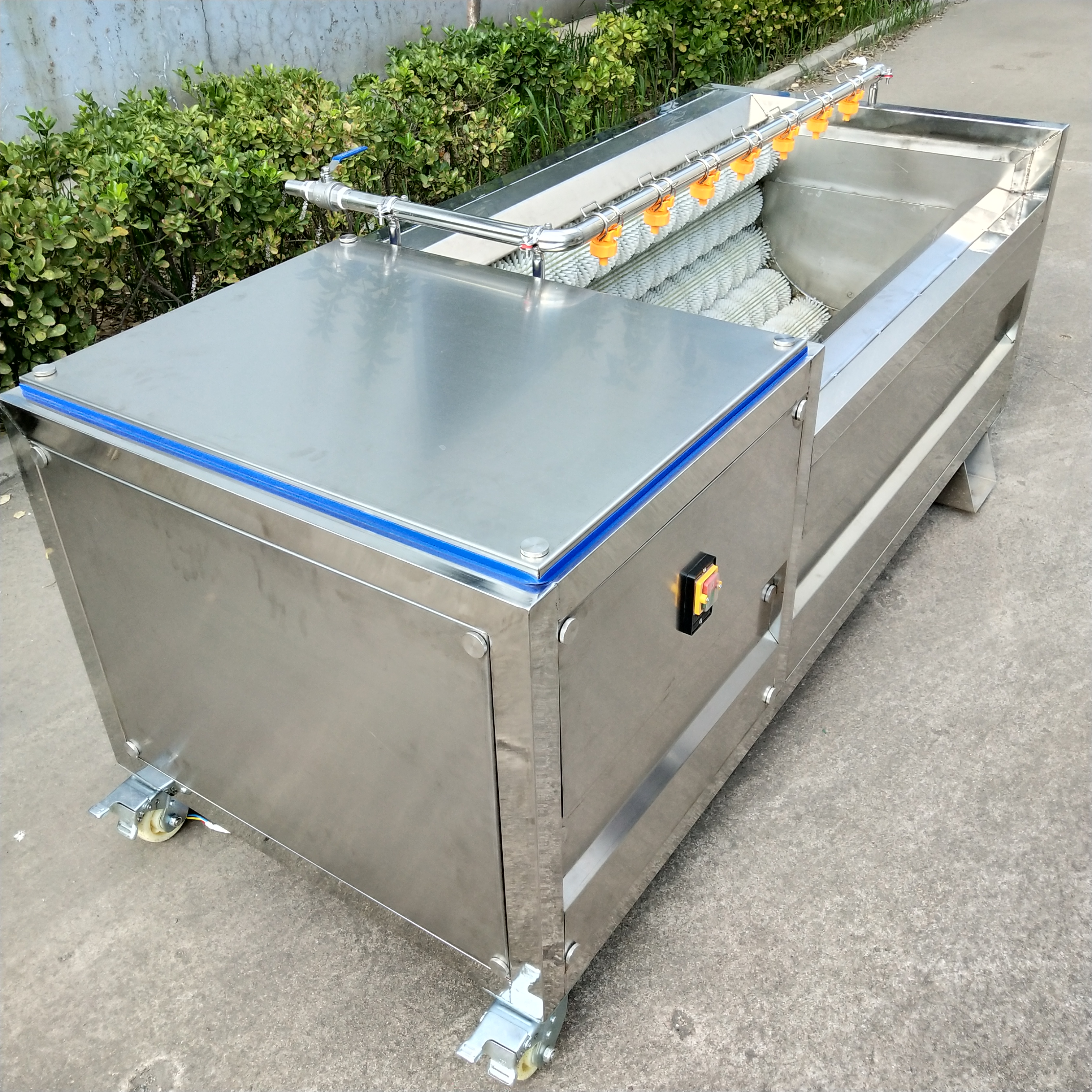 土豆去皮機(jī) 全自動(dòng)毛輥清洗去皮設(shè)備 諸城永聯(lián)廠家現(xiàn)貨供應(yīng)