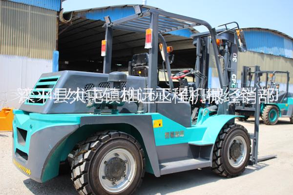 新款3噸四驅(qū)越野叉車圖片 新款3噸四驅(qū)越野叉車