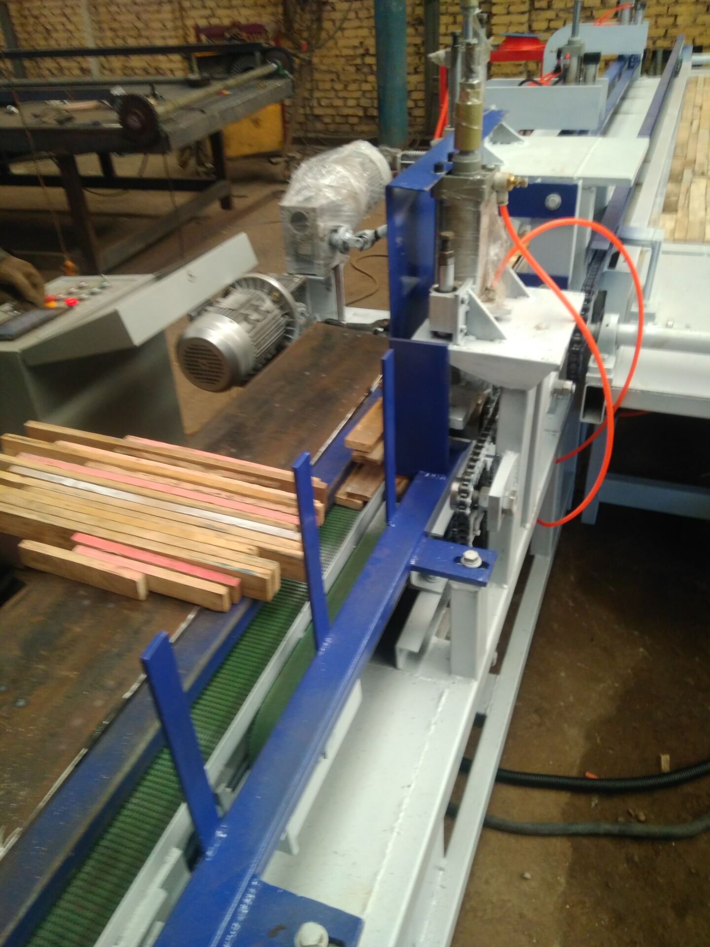 接板機(jī) 拼板機(jī) 接木條機(jī) 排板機(jī) 自動拼接板材機(jī)