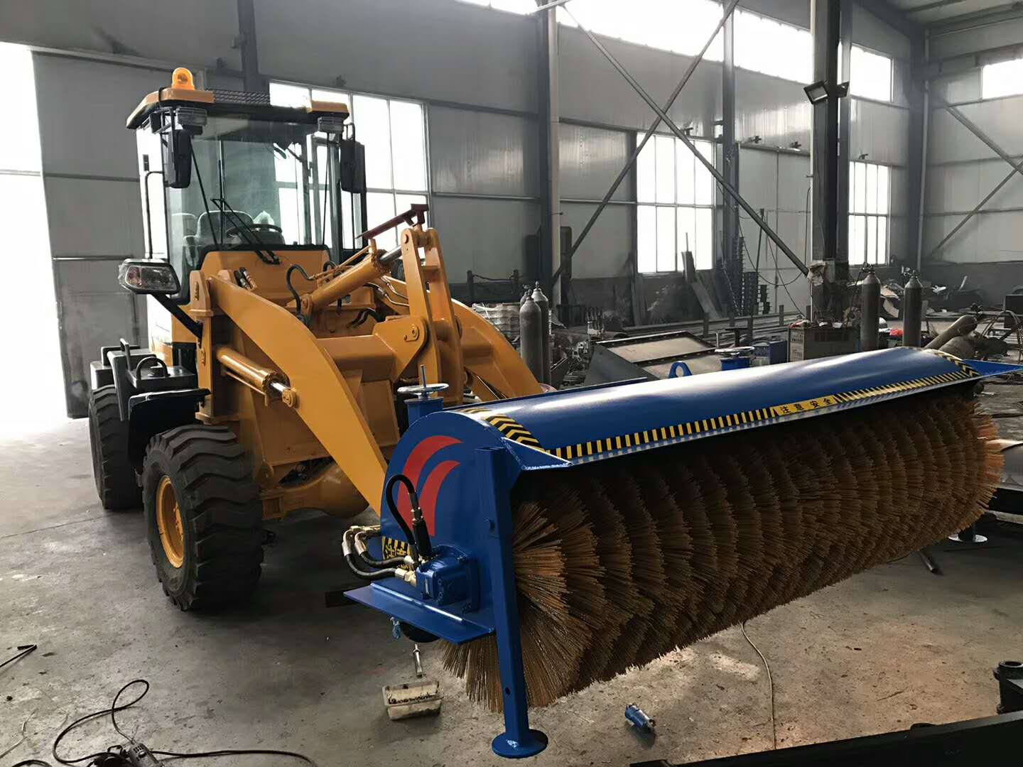 道路*清掃機(jī)、馬路清掃機(jī)適用于鄉(xiāng)鎮(zhèn)、市政的路面清掃，使用簡(jiǎn)單工作效率高