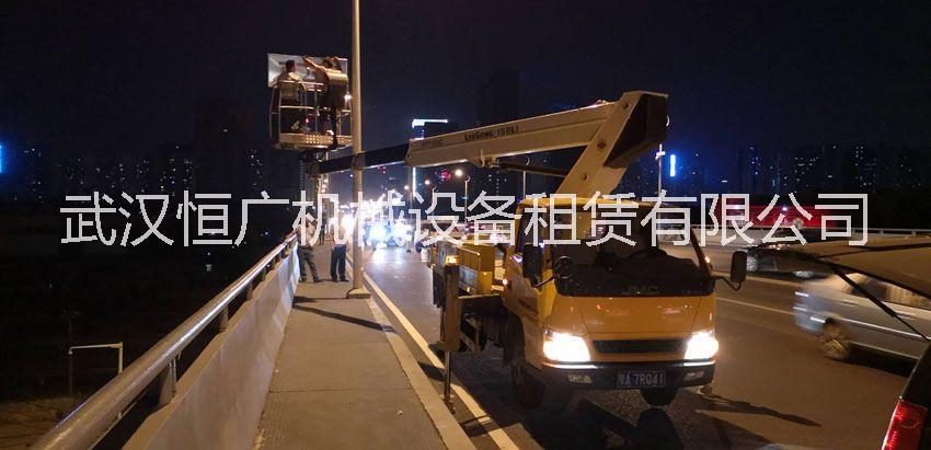 圣誕節(jié)狂歡武漢高空作業(yè)車租賃公司愿配合各大商場(chǎng)一切準(zhǔn)備工作