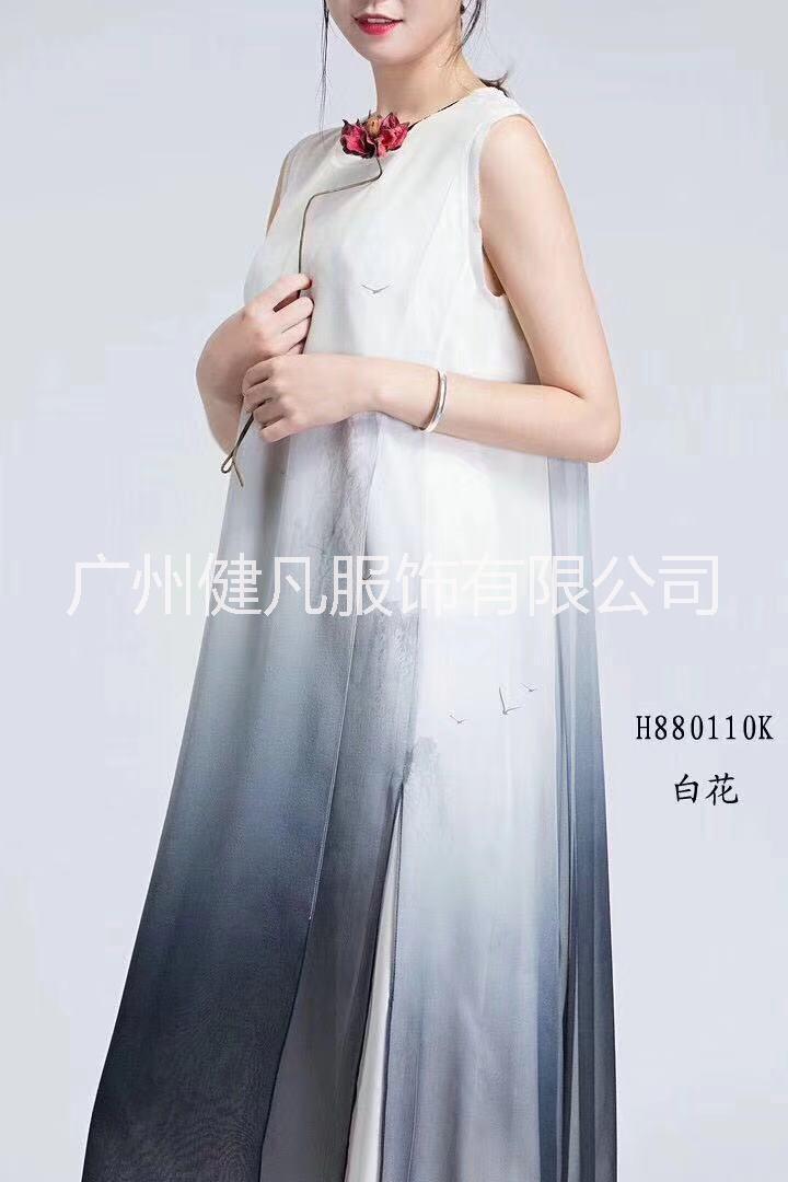 云南昆明做品牌折扣女裝店到哪里找優(yōu)質(zhì)的品牌折扣貨源廠家一手貨源