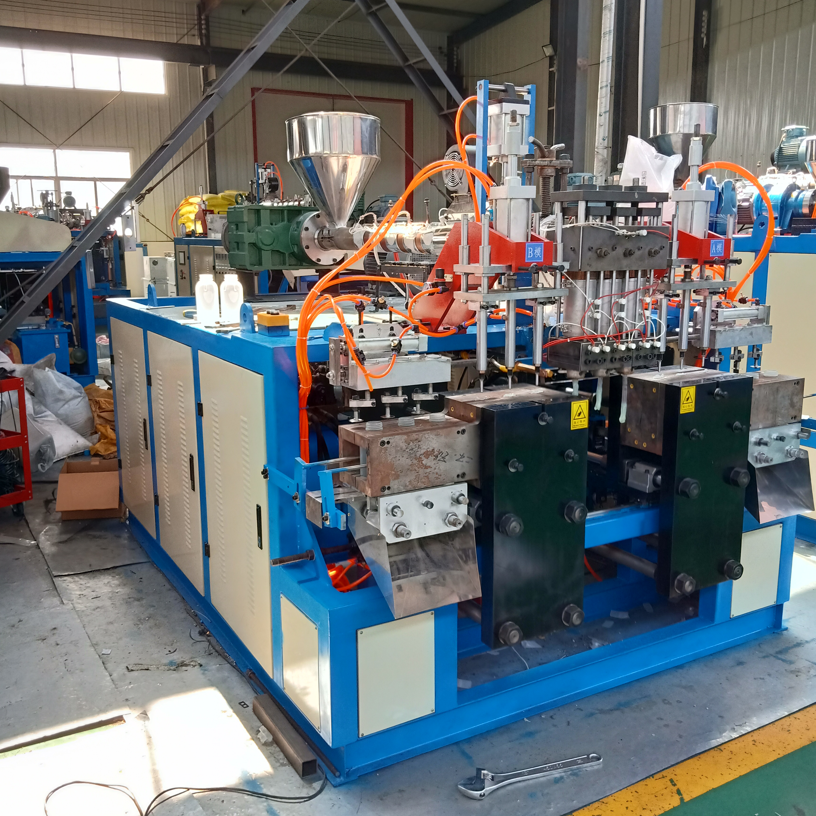 河北滄州尿素桶吹瓶機生產(chǎn)廠家