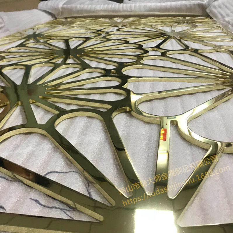 別墅酒店鋁藝屏風(fēng) 鋁合金鏤空K金屏風(fēng) 雕刻鋁板屏風(fēng) 定制室內(nèi)屏風(fēng) 鋁板雕刻鋁藝屏風(fēng)隔斷