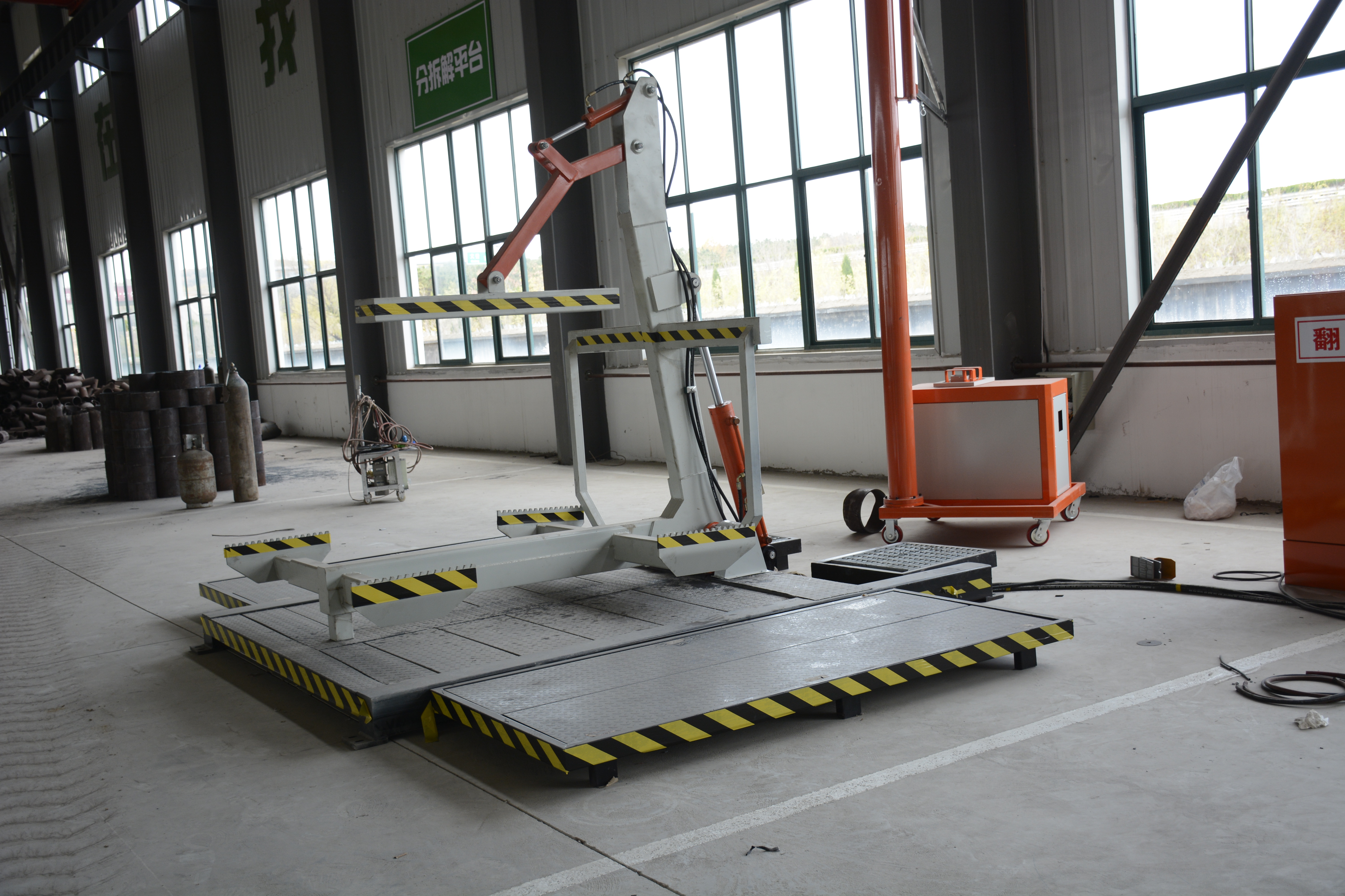 鼎恒達報廢汽車拆解設備廠家，汽車拆解翻轉機，汽車翻轉機