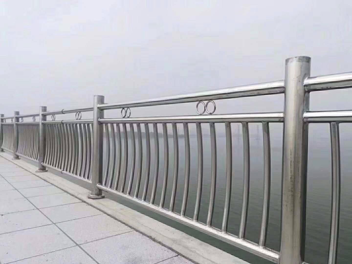 Q235鋼板橋梁立柱噴塑公司 山東不銹鋼橋梁立柱報價 山東不銹鋼橋梁立柱批發(fā)