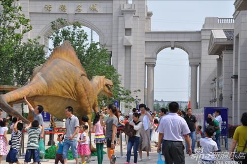 恐龍租賃仿真恐龍出租優(yōu)質(zhì)商品價格 景區(qū)參觀恐龍布場安裝出售 世紀末恐龍出租策劃制作租