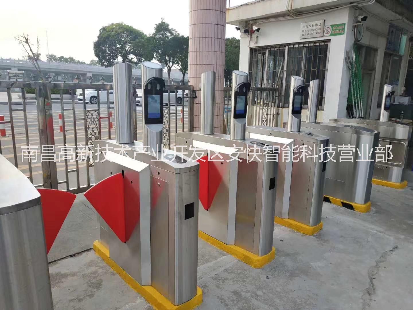 廠家*動(dòng)態(tài)圓柱人臉識(shí)別機(jī)人行通道閘門禁系統(tǒng)