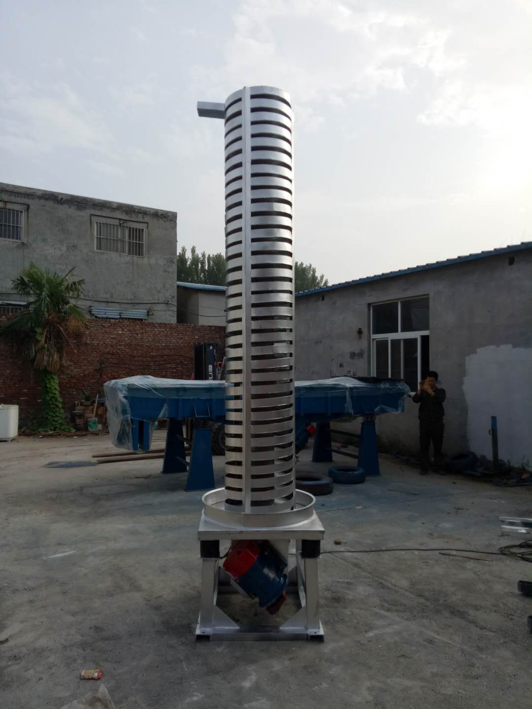 DZC電機(jī)振動(dòng)垂直提升機(jī) 垂直提升機(jī)價(jià)格 電機(jī)振動(dòng)垂直提升機(jī)廠家