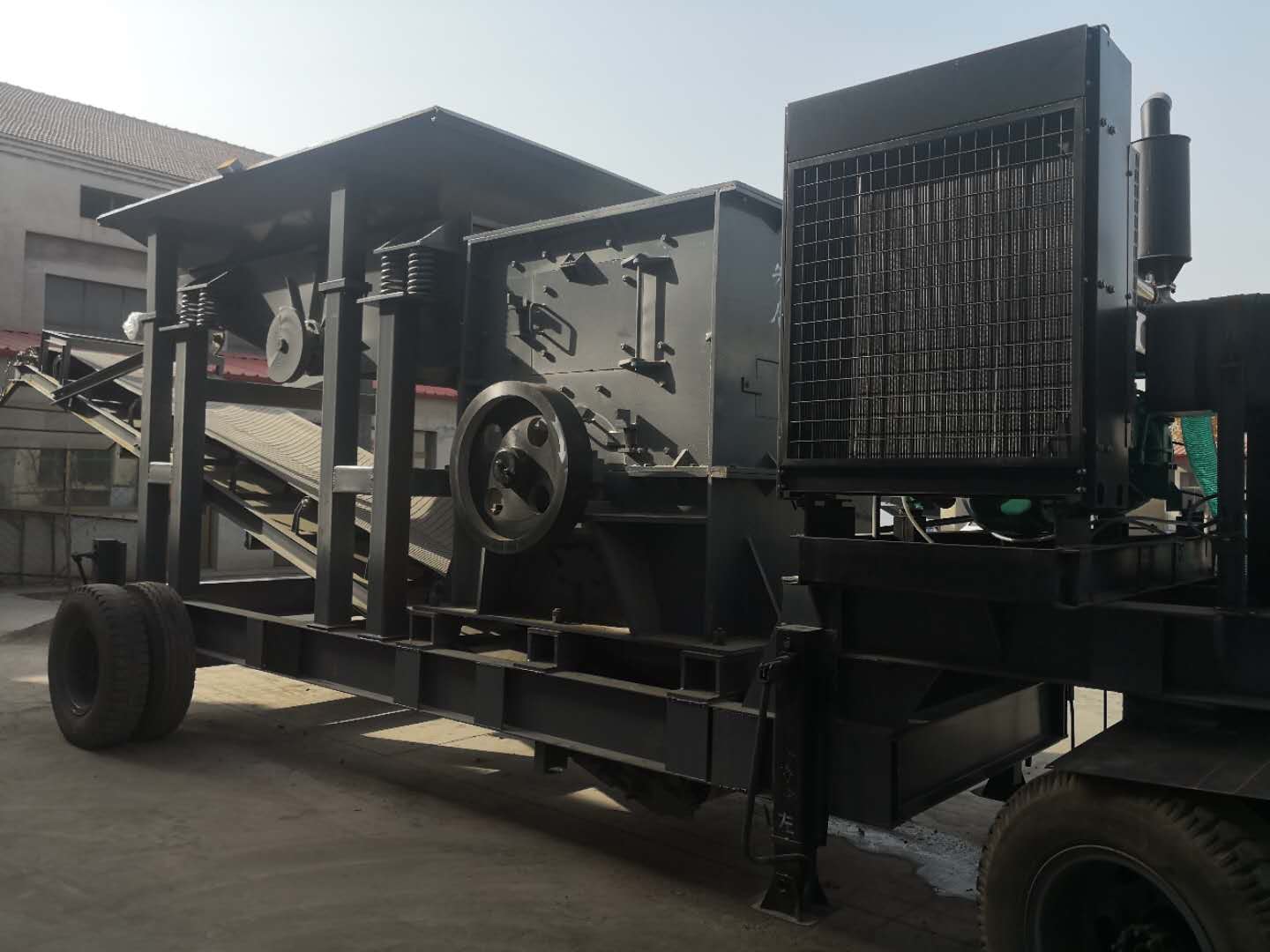 定制大型可移動(dòng)式破碎機(jī) 邢臺(tái)大型可移動(dòng)式破碎機(jī)   大型鄂式礦山*破碎機(jī)