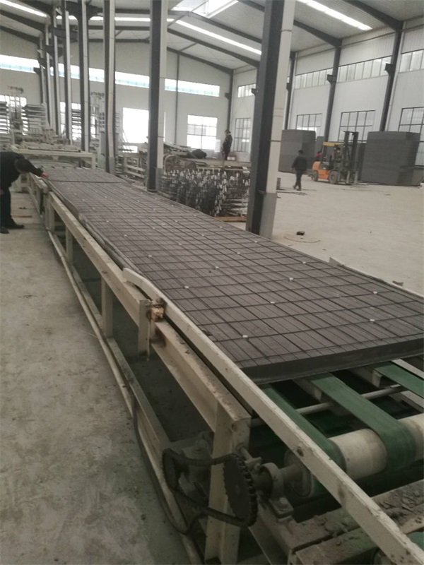 外墻用免拆復合保溫外模板設(shè)備