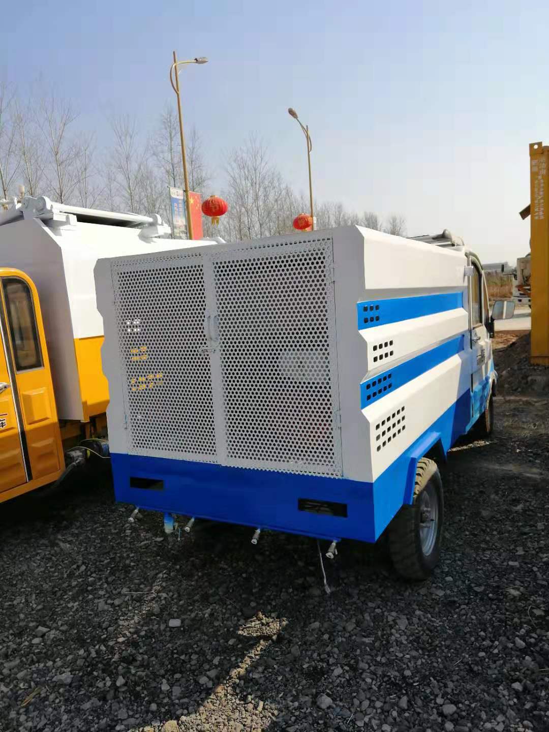 封閉式電動(dòng)四輪灑水車