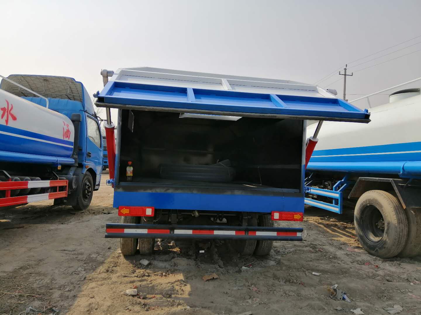 自裝卸式環(huán)衛(wèi)垃圾車