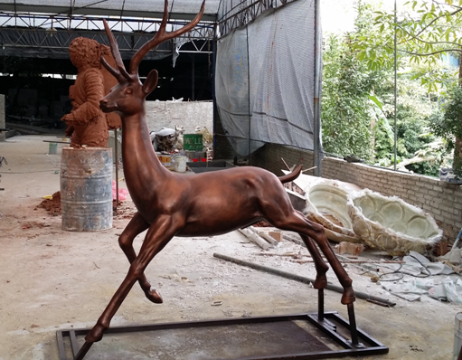 茂名玻璃鋼動(dòng)物小鹿雕塑 廣場公園玻璃鋼雕塑小品