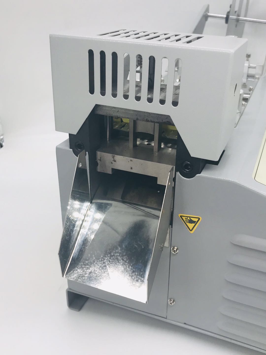 鐵牙拉鏈剪切機 雪紗帶切割機精度準(zhǔn) 彩條帶切割機合理價