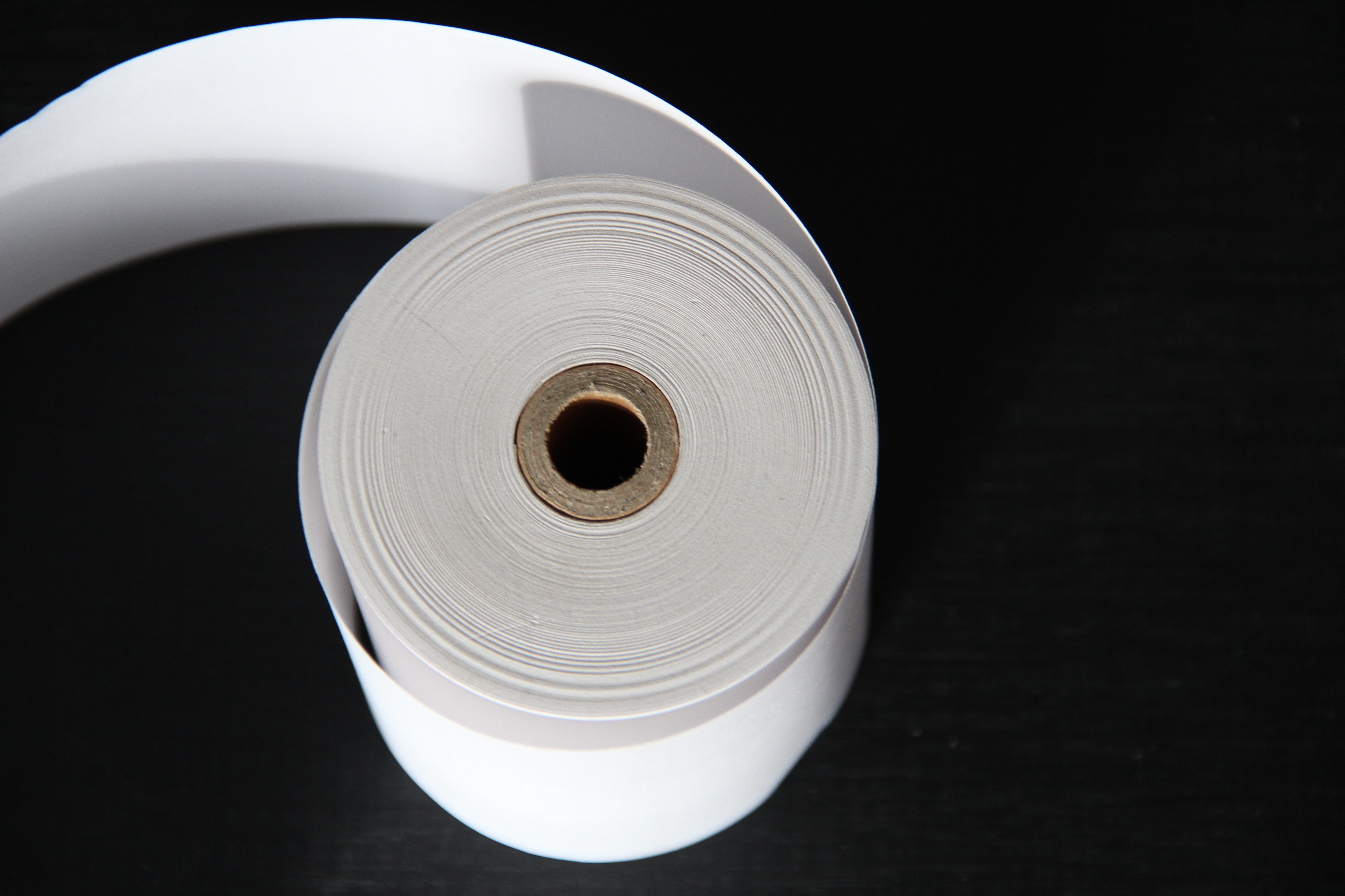 供應(yīng)熱敏收銀紙5750 收銀小票紙批發(fā) 收款機(jī)紙廠家 熱敏紙57*50