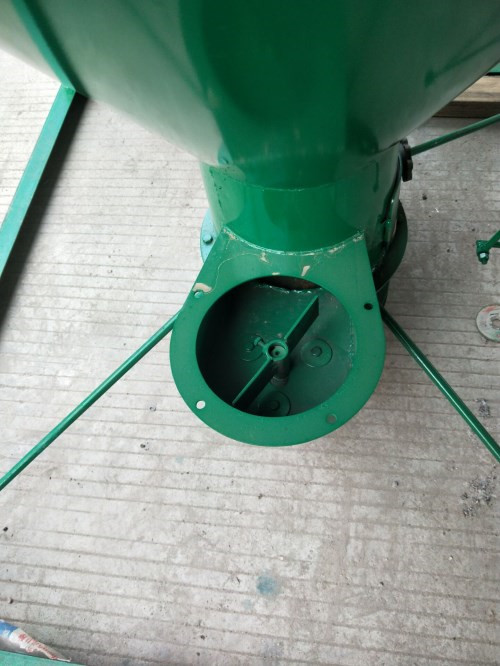 全自動(dòng)豬飼料粉碎攪拌機(jī) 立式玉米粉碎攪拌組合機(jī)