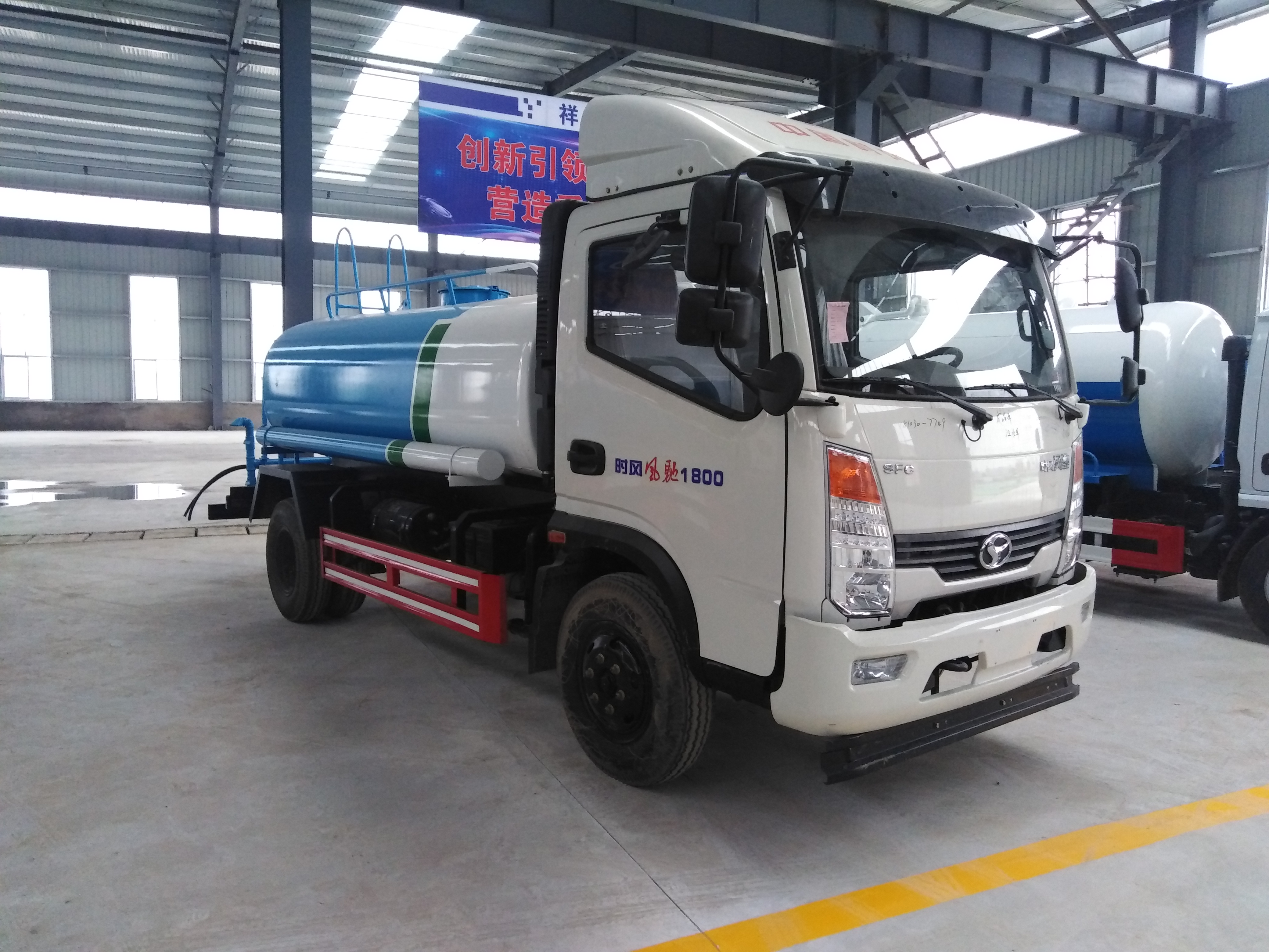 污水處理車生產(chǎn)廠家出售大型吸糞車