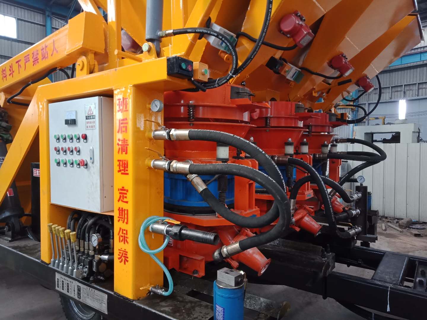 工程型一拖三雙料斗噴漿車價格 自動上料噴漿車生產(chǎn)廠家 自動上料一拖三雙料斗噴漿車