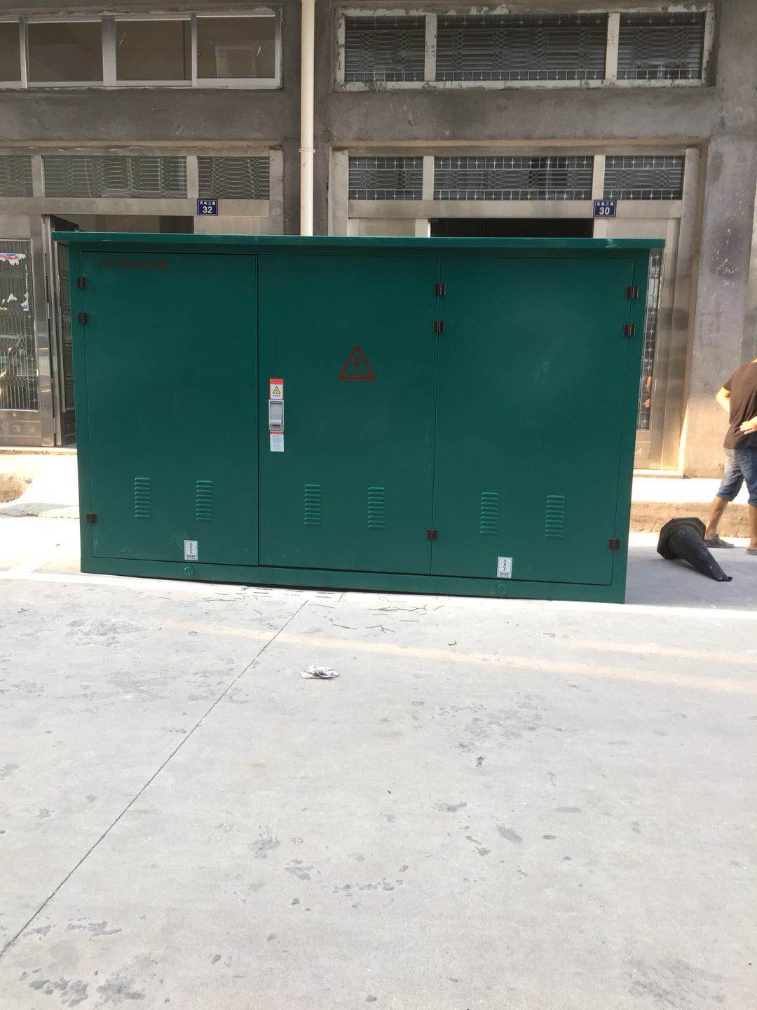 12KV電纜分支箱一進(jìn)二出帶SF6負(fù)荷開(kāi)關(guān),插拔頭連接