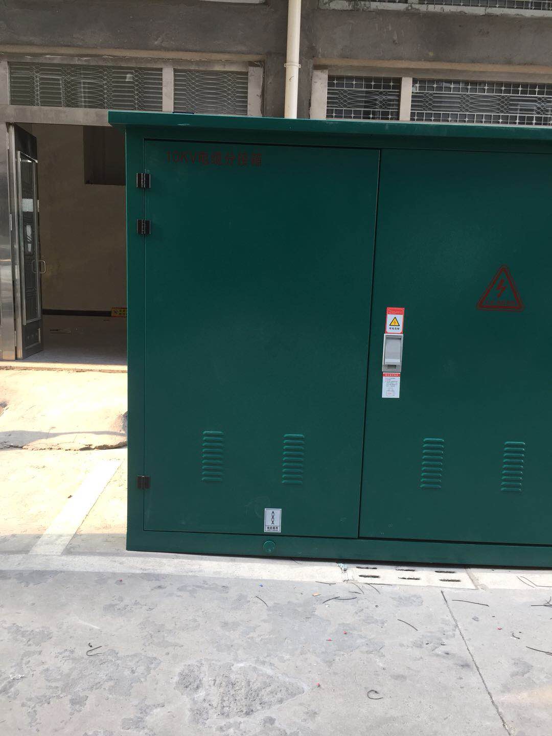 12KV電纜分支箱一進(jìn)二出帶SF6負(fù)荷開(kāi)關(guān),插拔頭連接