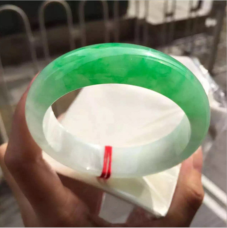 緬 甸白底青飄綠花冰種未鑲嵌翡翠手鐲正圈陽綠水潤玉手鐲子女