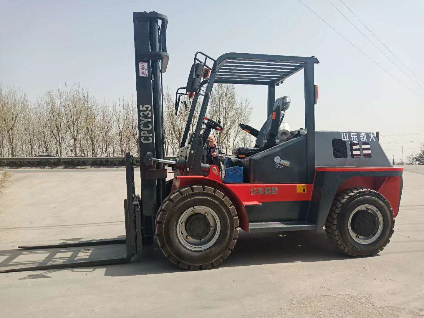 凱大重工廠家供應(yīng) 液壓行走內(nèi)燃式越野叉車 四驅(qū)后轉(zhuǎn)向 四驅(qū)越野叉車實(shí)心輪胎 泥路*四驅(qū)后轉(zhuǎn)向越野叉車