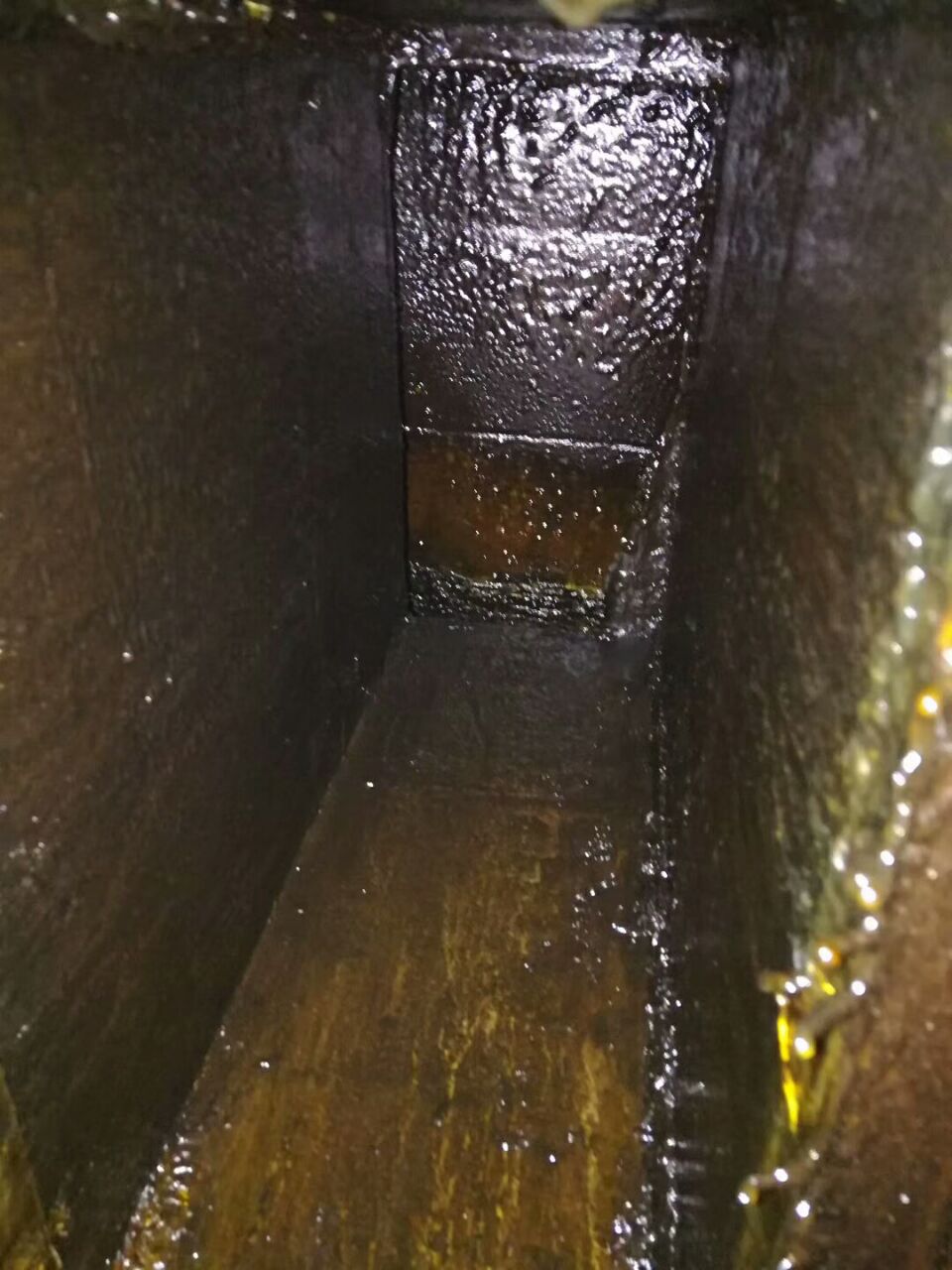 專業(yè)清洗油煙管道、清洗油煙凈化器、清洗飯店油煙罩灶臺、 鄭州專業(yè)清洗油煙管道