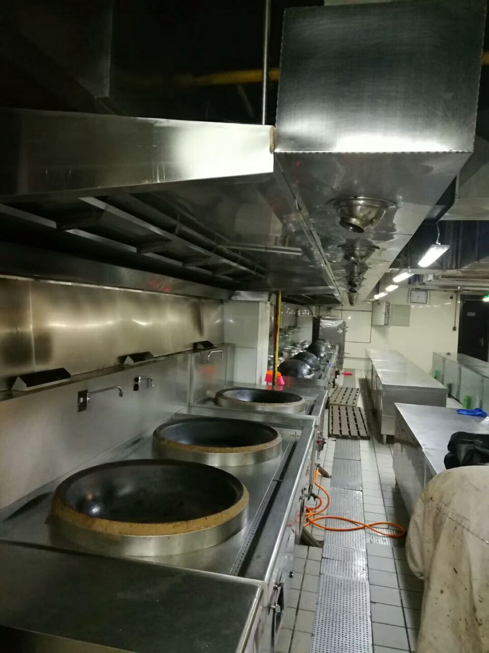 清洗飯店排煙系統(tǒng)、鄭州清洗油煙機管道、飯店凈化器清洗