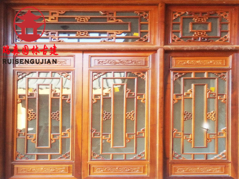 成都仿古門窗廠，實(shí)木門窗雕花門窗廠家，定制安裝施工出廠價(jià)格