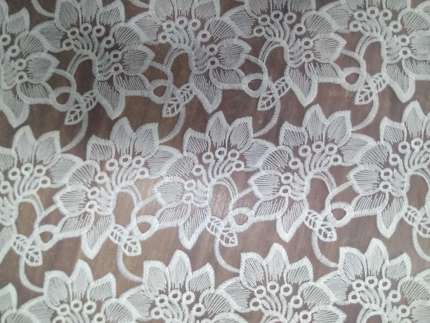 歐根紗牛奶絲網(wǎng)布繡花花邊面料  時(shí)尚刺繡繡花雕孔花邊面料