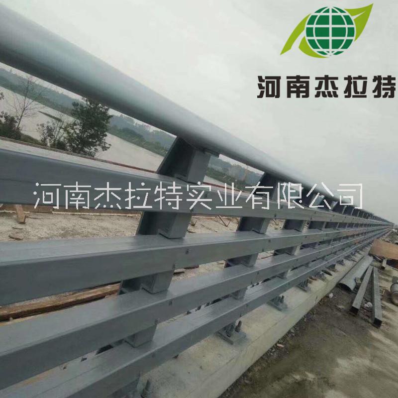 道路防撞護(hù)欄鋼管噴塑防護(hù)欄桿是道路安全防護(hù)的重要組成部分